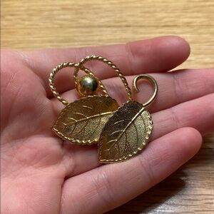 Vintage Gold Leaf Design Brooch